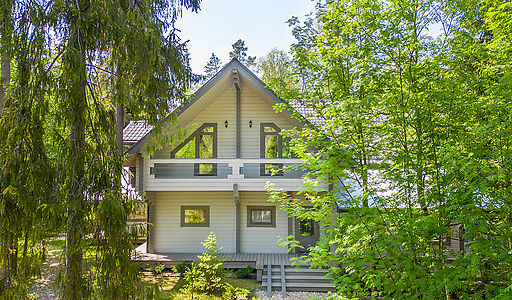 Дом в аренду у воды в лесу