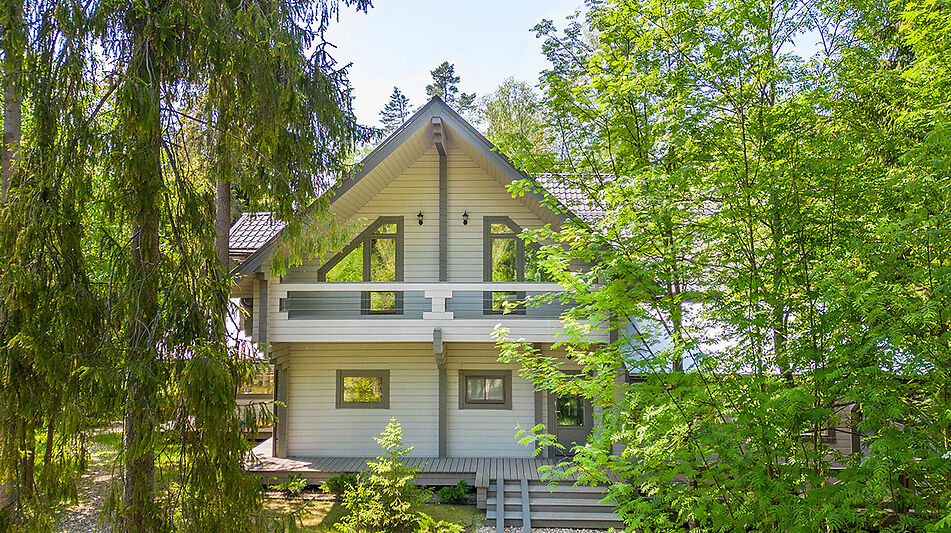 Дом в аренду у воды в лесу