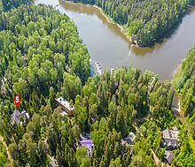 Дом в аренду у воды в лесу