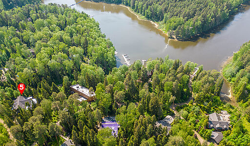Дом в аренду у воды в лесу