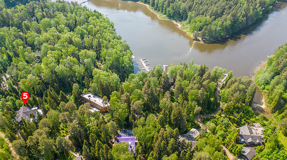 Дом в аренду у воды в лесу