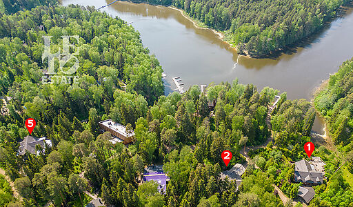 Дом в аренду у воды в лесу