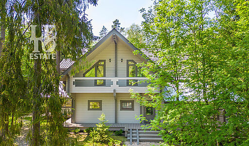 Дом в аренду у воды в лесу