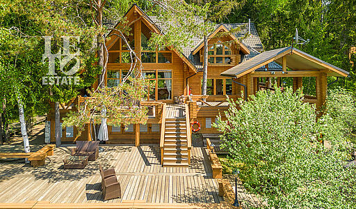 Дом в аренду у воды в лесу