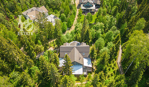 Дом в аренду у воды в лесу