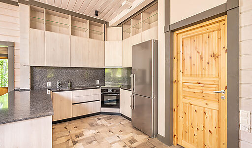 Дом в аренду у воды в лесу