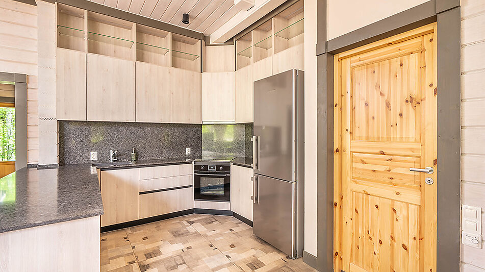 Дом в аренду у воды в лесу