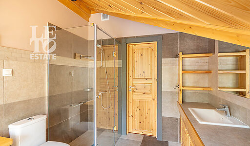 Дом в аренду у воды в лесу