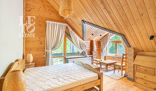 Дом в аренду у воды в лесу