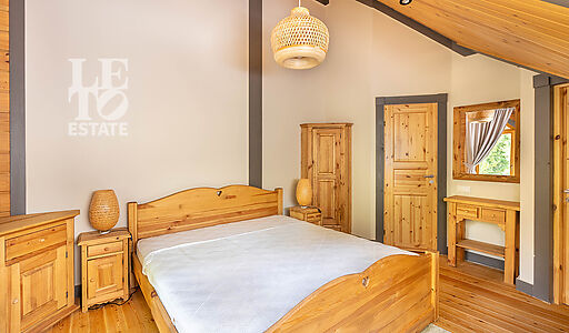 Дом в аренду у воды в лесу