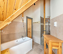 Дом в аренду у воды в лесу