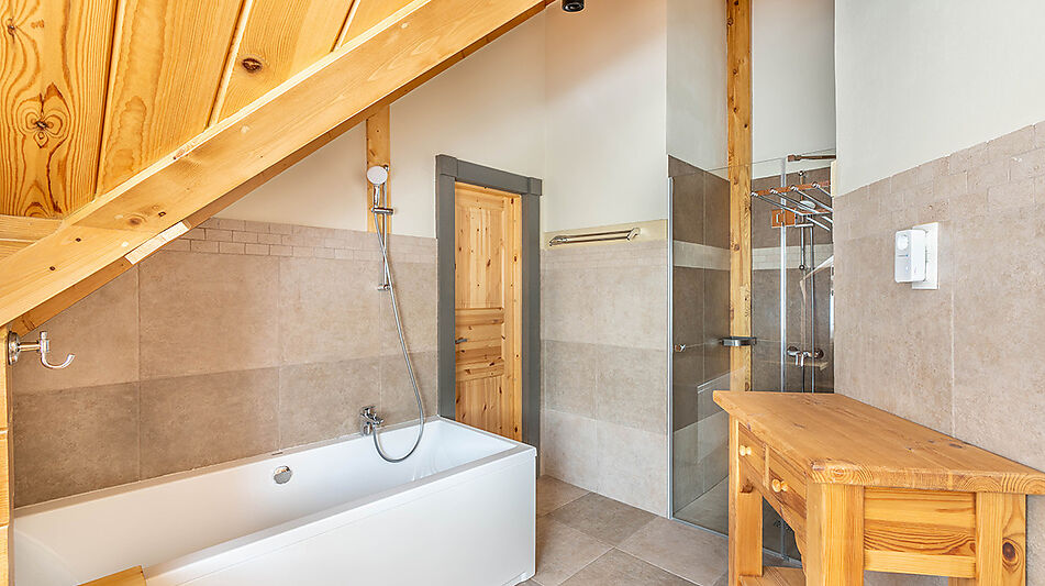 Дом в аренду у воды в лесу