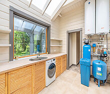 Дом в аренду у воды в лесу