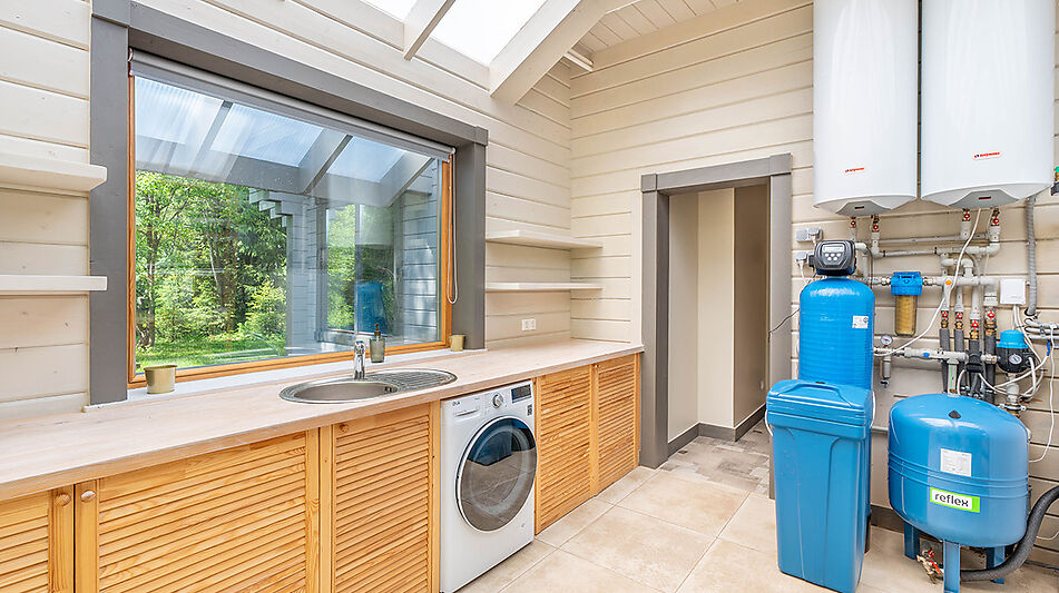 Дом в аренду у воды в лесу