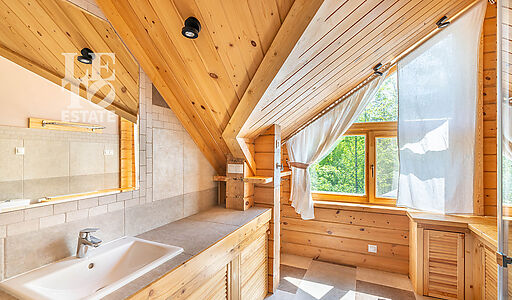 Дом в аренду у воды в лесу