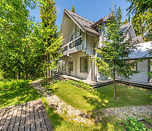 Дом в аренду у воды в лесу