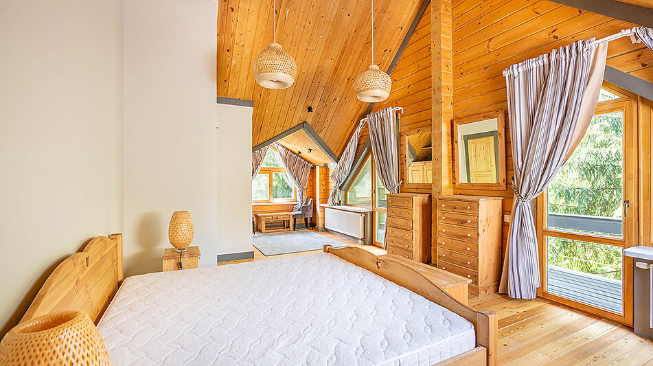 Дом в аренду у воды в лесу