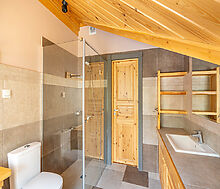 Дом в аренду у воды в лесу