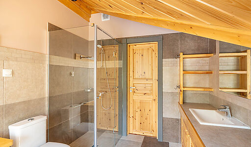 Дом в аренду у воды в лесу