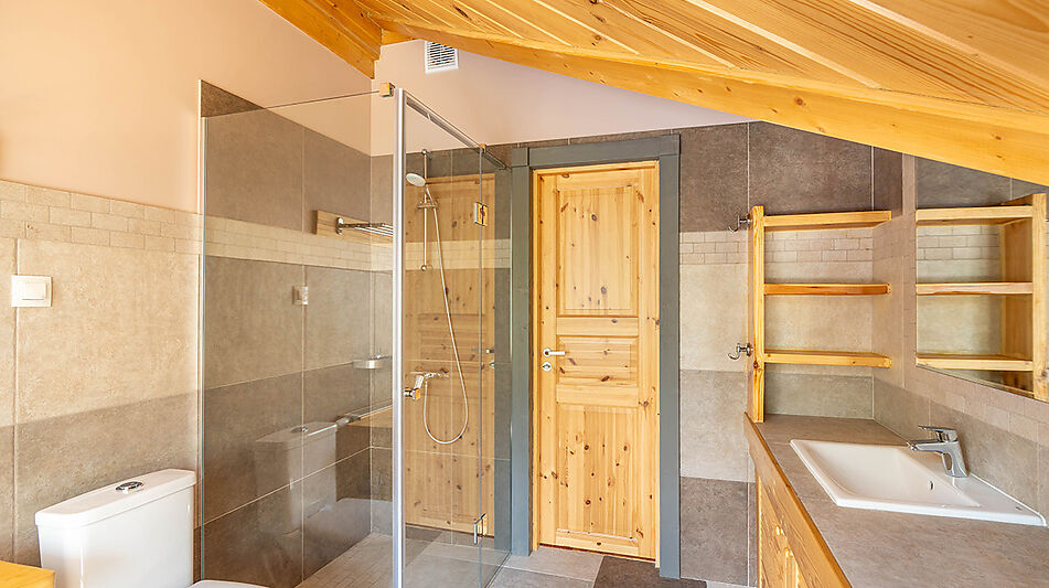 Дом в аренду у воды в лесу