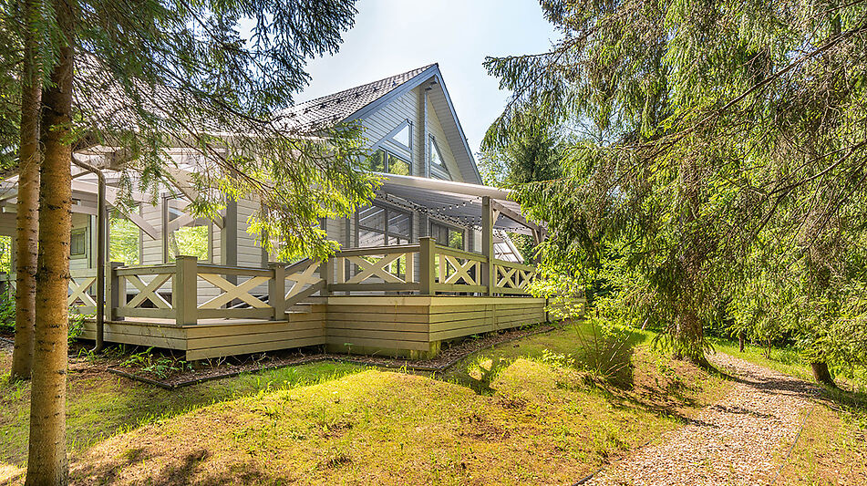 Дом в аренду у воды в лесу