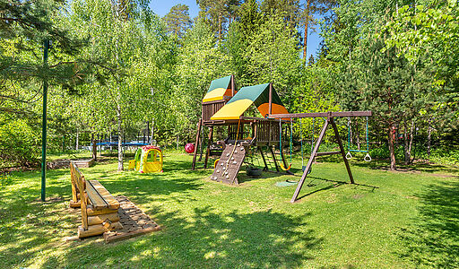 Дом в аренду у воды в лесу