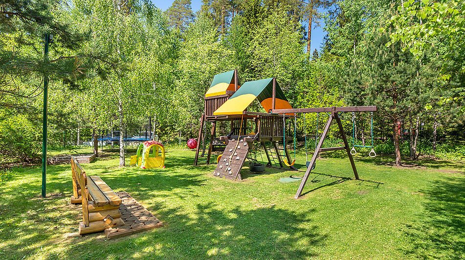 Дом в аренду у воды в лесу