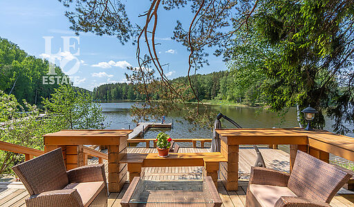 Дом в аренду у воды в лесу