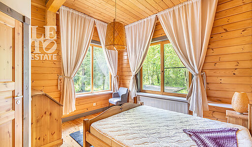 Дом в аренду у воды в лесу