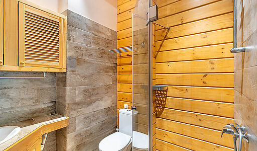 Дом в аренду у воды в лесу