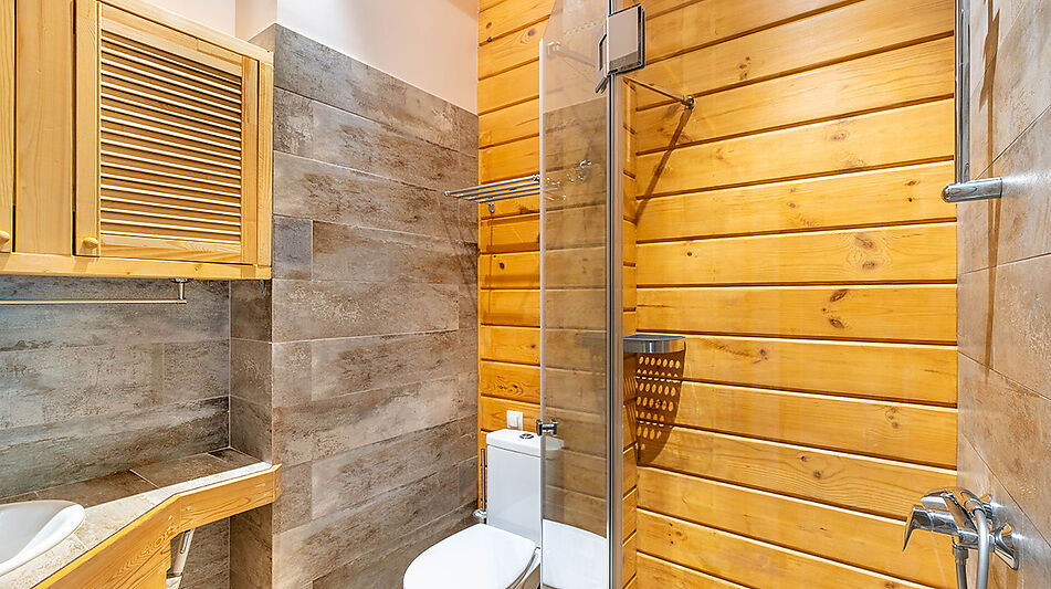 Дом в аренду у воды в лесу