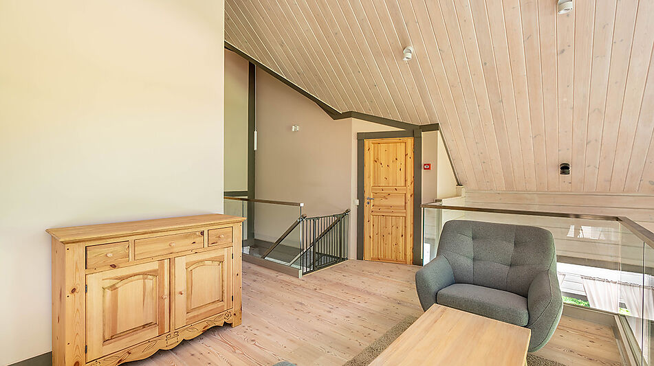 Дом в аренду у воды в лесу