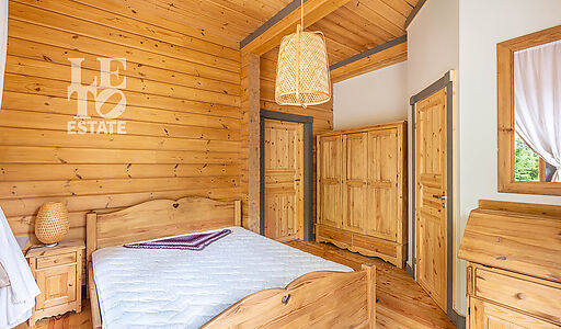 Дом в аренду у воды в лесу