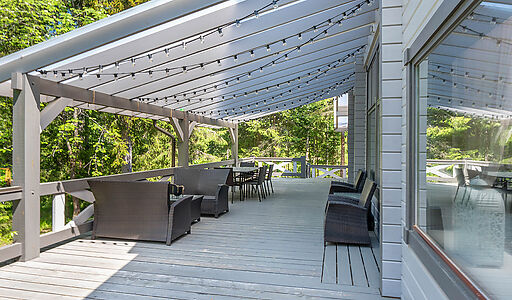 Дом в аренду у воды в лесу