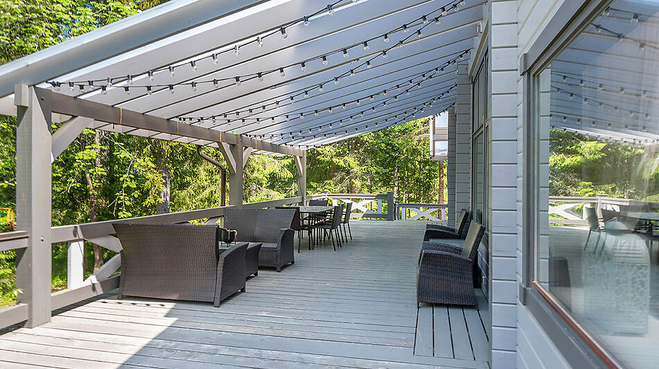 Дом в аренду у воды в лесу