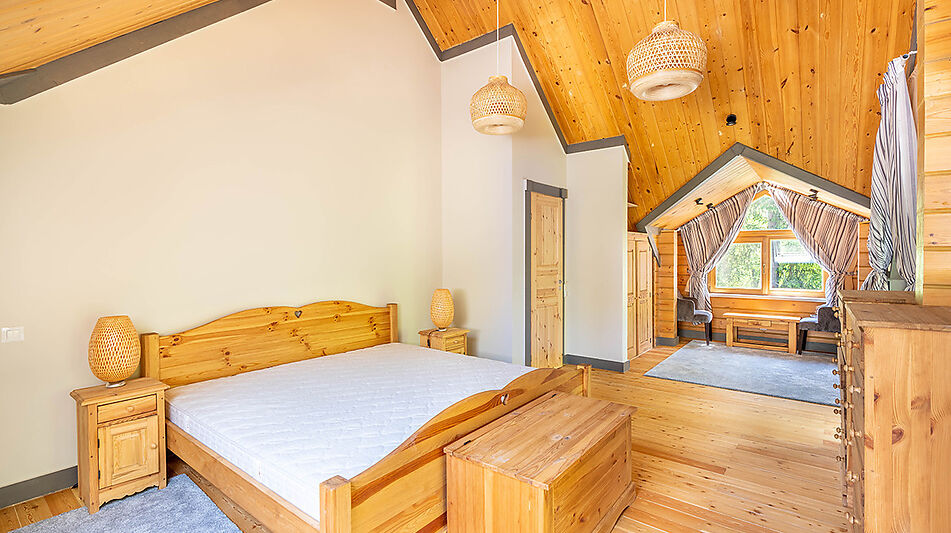 Дом в аренду у воды в лесу