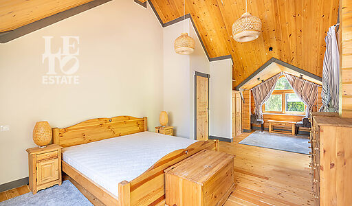 Дом в аренду у воды в лесу