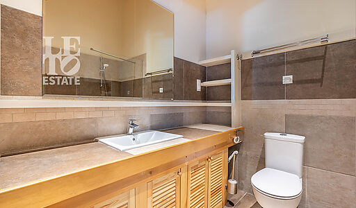 Дом в аренду у воды в лесу