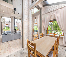 Дом в аренду у воды в лесу