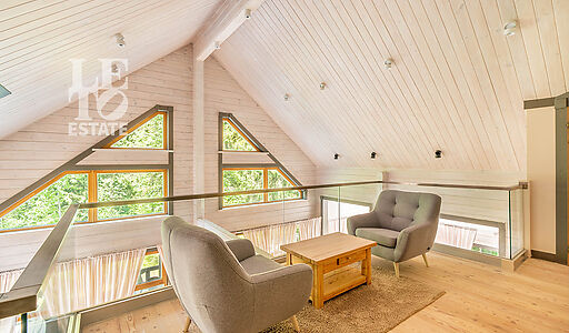 Дом в аренду у воды в лесу