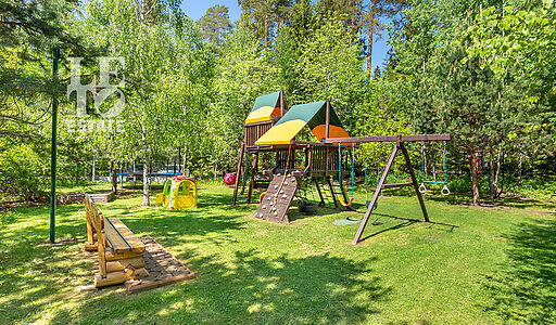 Дом в аренду у воды в лесу