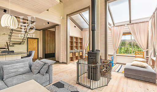 Дом в аренду у воды в лесу