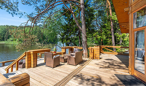 Дом в аренду у воды в лесу