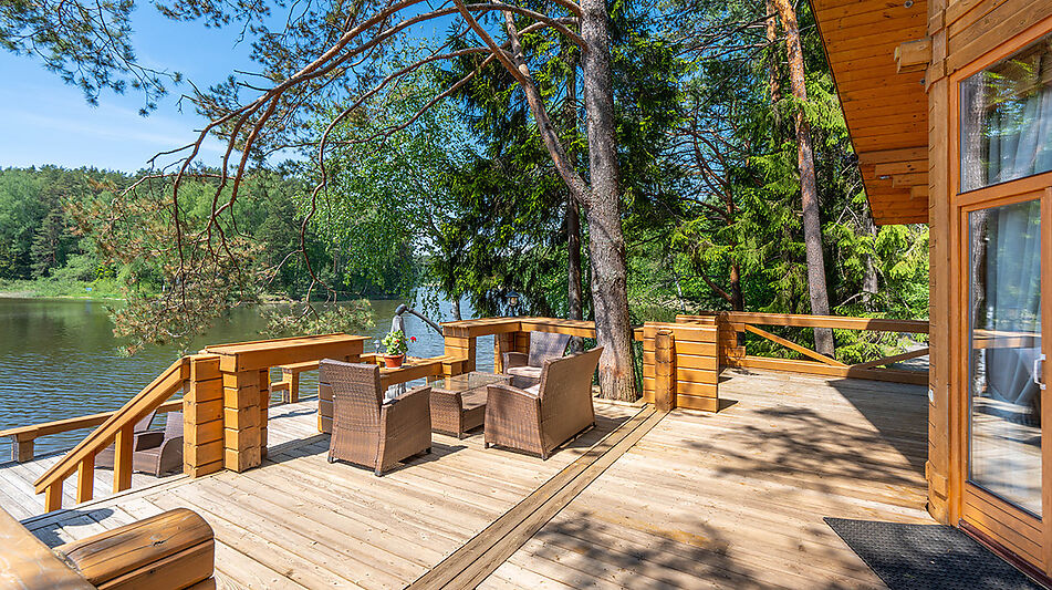 Дом в аренду у воды в лесу