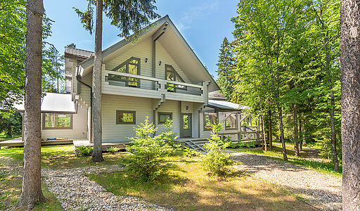 Дом в аренду у воды в лесу