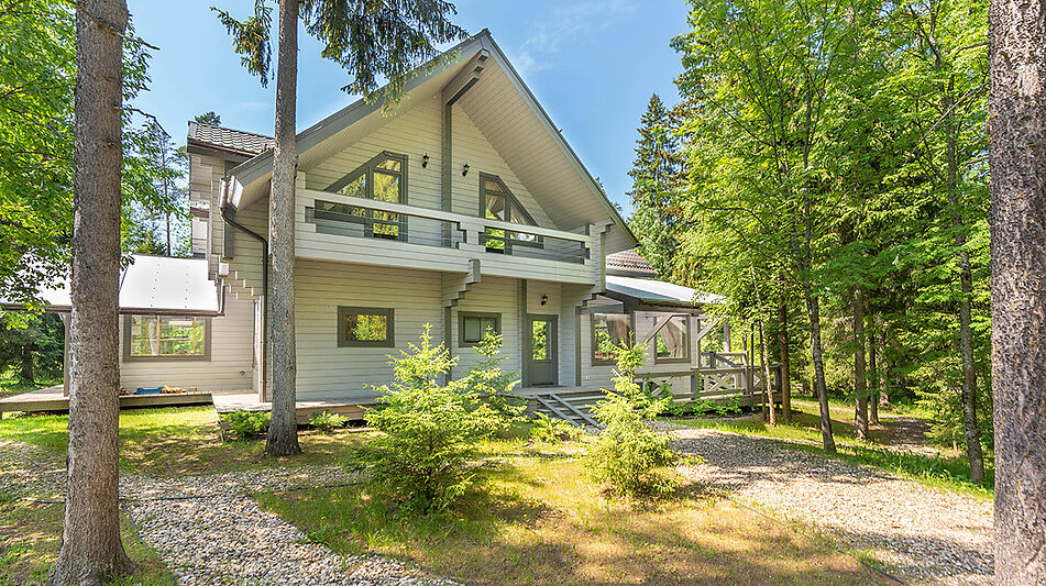 Дом в аренду у воды в лесу