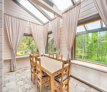 Дом в аренду у воды в лесу