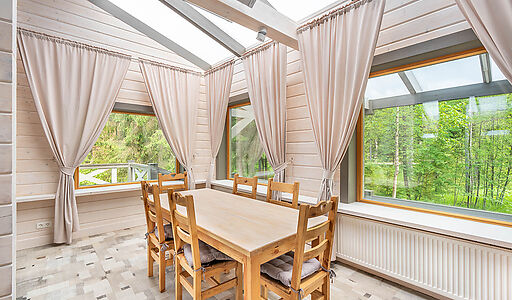 Дом в аренду у воды в лесу