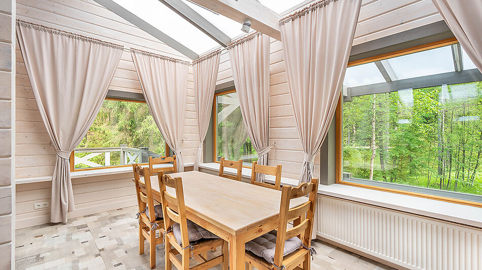 Дом в аренду у воды в лесу