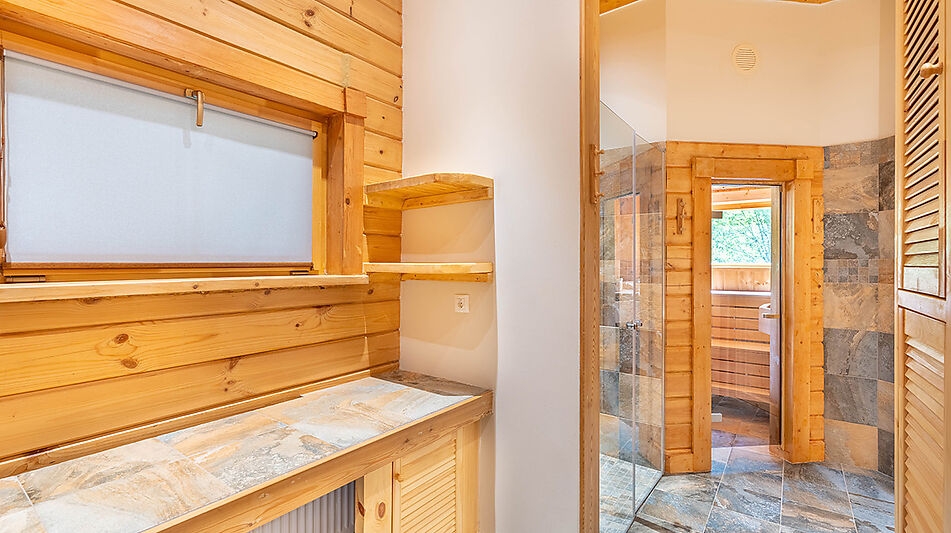 Дом в аренду у воды в лесу